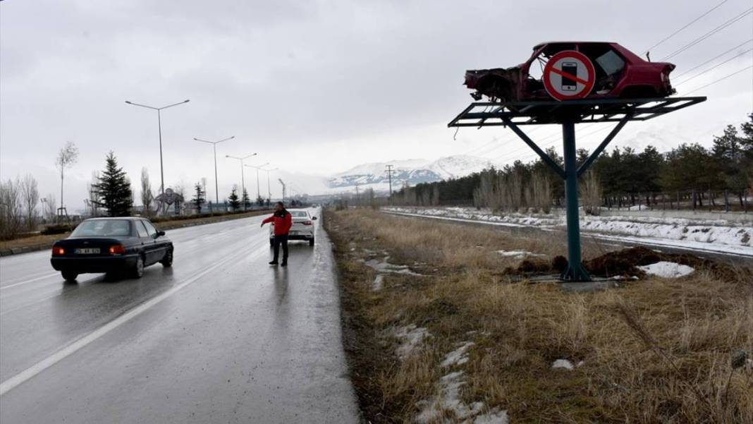 İbret olsun diye yol kenarına asıp sallandırdılar! Üzerine bir de tabela koydular 9